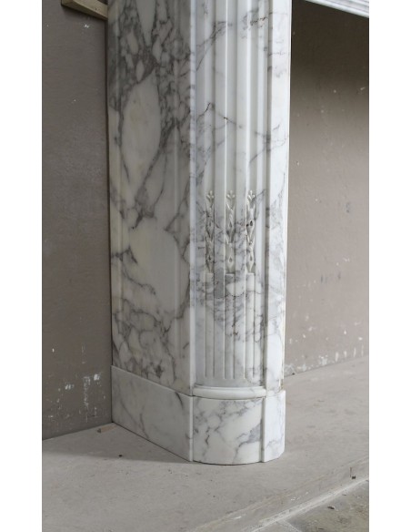209 ANTIQUE NEOCLASSICAL "DÉMI-LUNE RAMEAU D'OLIVIER” FIREPLACE MANTEL IN VEINED ARABESCATO CARRARA MARBLE