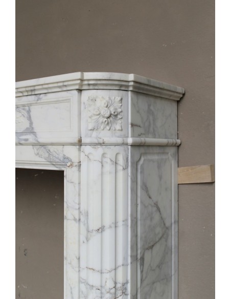 209 ANTIQUE NEOCLASSICAL "DÉMI-LUNE RAMEAU D'OLIVIER” FIREPLACE MANTEL IN VEINED ARABESCATO CARRARA MARBLE