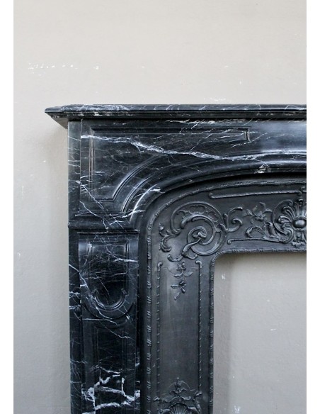 313 ANTIQUE LOUIS XIV “BOUDIN ARRONDI” FIREPLACE MANTEL PROVIDED WITH ITS ORIGINAL CAST IRON INSERT