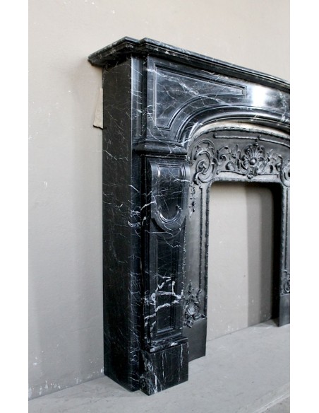 313 ANTIQUE LOUIS XIV “BOUDIN ARRONDI” FIREPLACE MANTEL PROVIDED WITH ITS ORIGINAL CAST IRON INSERT