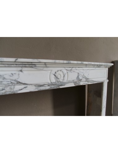 Antique neoclassical mantel carved in white Arabescato marble with very finely carved floral decorations.