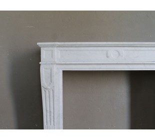 Antique neoclassical “Languette” fireplace mantel carved in top quality white Carrara marble. 2
