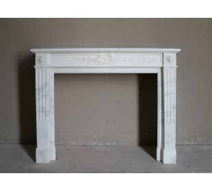 A superb neoclassical mantel in veined white marble dating back to the half of the 19th century. A truly antique fireplace.