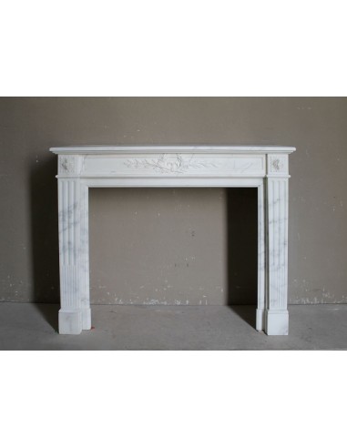 A superb neoclassical mantel in veined white marble dating back to the half of the 19th century. A truly antique fireplace.