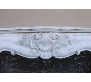 Exceptional antique Baroque fireplace mantel in white marble with floral carvings and its original cast iron insert. 2