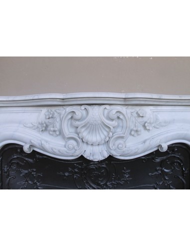 Exceptional antique Baroque fireplace mantel in white marble with floral carvings and its original cast iron insert.