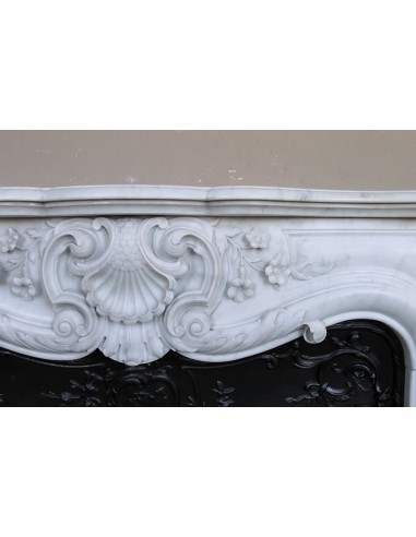 Exceptional antique Baroque fireplace mantel in white marble with floral carvings and its original cast iron insert.