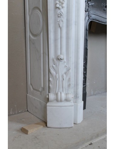 Exceptional antique Baroque fireplace mantel in white marble with floral carvings and its original cast iron insert.