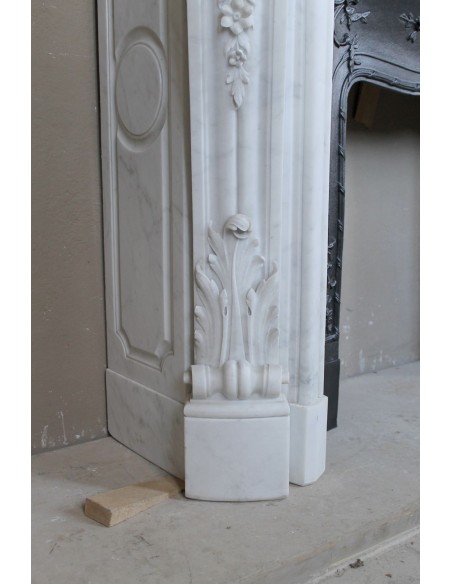 Exceptional antique Baroque fireplace mantel in white marble with floral carvings and its original cast iron insert.