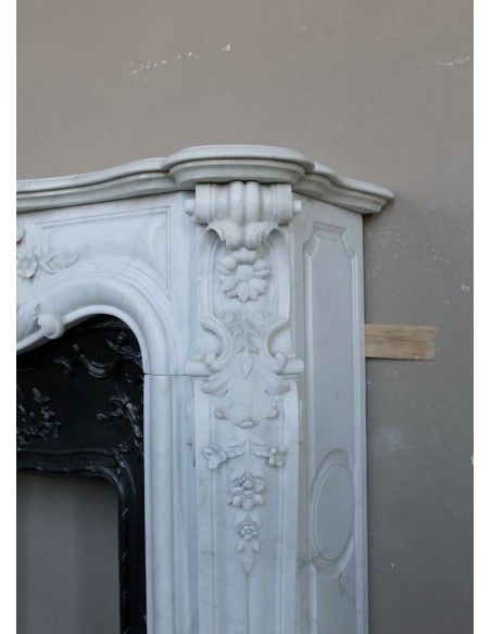 Exceptional antique Baroque fireplace mantel in white marble with floral carvings and its original cast iron insert.