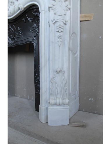 Exceptional antique Baroque fireplace mantel in white marble with floral carvings and its original cast iron insert.