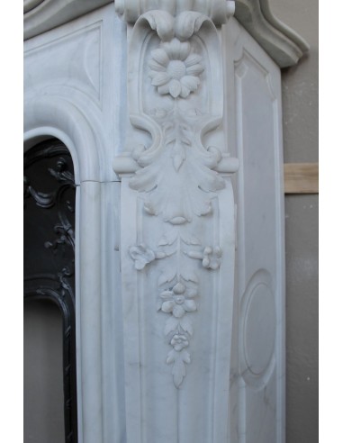 Exceptional antique Baroque fireplace mantel in white marble with floral carvings and its original cast iron insert.