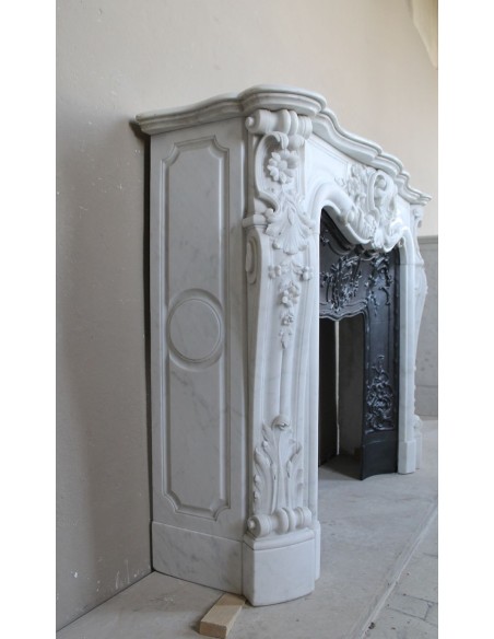 Exceptional antique Baroque fireplace mantel in white marble with floral carvings and its original cast iron insert.