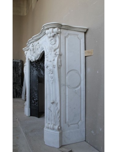 Exceptional antique Baroque fireplace mantel in white marble with floral carvings and its original cast iron insert.
