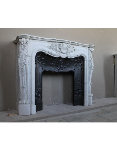 Exceptional antique Baroque fireplace mantel in white marble with floral carvings and its original cast iron insert.