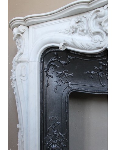 Exceptional antique Baroque fireplace mantel in white marble with floral carvings and its original cast iron insert.
