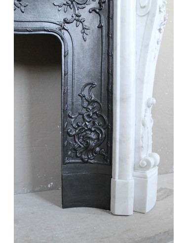 Exceptional antique Baroque fireplace mantel in white marble with floral carvings and its original cast iron insert.