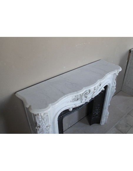 005 EXCEPTIONAL LOUIS XV “COQUILLE SAINT-JACQUES” FIREPLACE MANTEL WITH ITS ORIGINAL CAST IRON INSERT