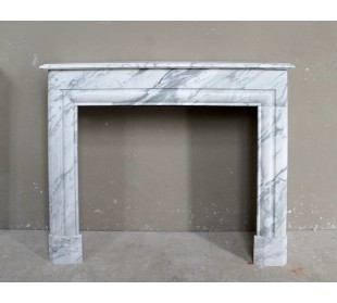 Antique “Boudin Carré” fireplace mantel in veined Calacatta marble. This is a rare fireplace, with clean and elegant lines.
