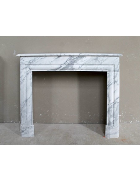 Antique “Boudin Carré” fireplace mantel in veined Calacatta marble. This is a rare fireplace, with clean and elegant lines.