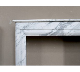 Antique “Boudin Carré” fireplace mantel in veined Calacatta marble. This is a rare fireplace, with clean and elegant lines. 2