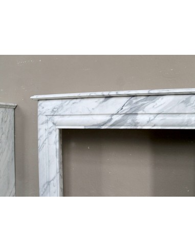 Antique “Boudin Carré” fireplace mantel in veined Calacatta marble. This is a rare fireplace, with clean and elegant lines.