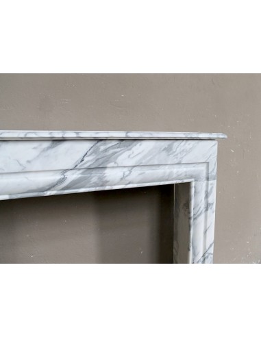 Antique “Boudin Carré” fireplace mantel in veined Calacatta marble. This is a rare fireplace, with clean and elegant lines.