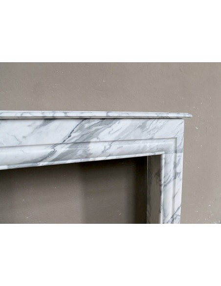 Antique “Boudin Carré” fireplace mantel in veined Calacatta marble. This is a rare fireplace, with clean and elegant lines.