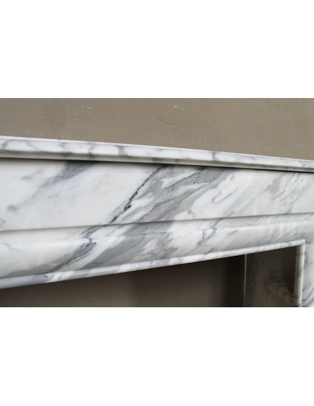 Antique “Boudin Carré” fireplace mantel in veined Calacatta marble. This is a rare fireplace, with clean and elegant lines.