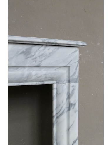 Antique “Boudin Carré” fireplace mantel in veined Calacatta marble. This is a rare fireplace, with clean and elegant lines.