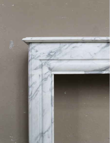 Antique “Boudin Carré” fireplace mantel in veined Calacatta marble. This is a rare fireplace, with clean and elegant lines.