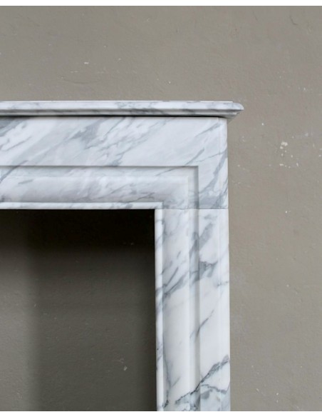 Antique “Boudin Carré” fireplace mantel in veined Calacatta marble. This is a rare fireplace, with clean and elegant lines.