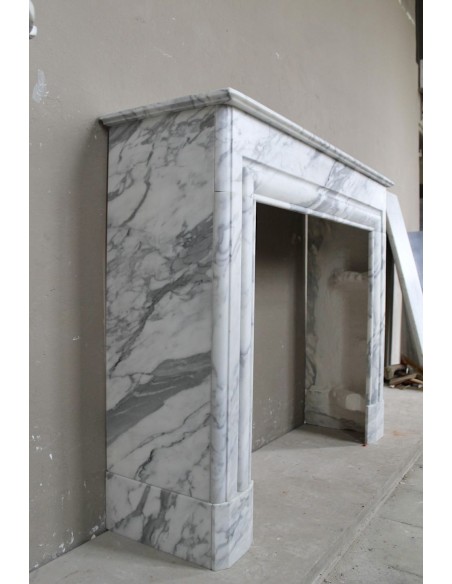 Antique “Boudin Carré” fireplace mantel in veined Calacatta marble. This is a rare fireplace, with clean and elegant lines.
