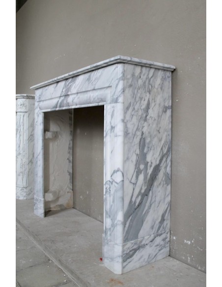 Antique “Boudin Carré” fireplace mantel in veined Calacatta marble. This is a rare fireplace, with clean and elegant lines.