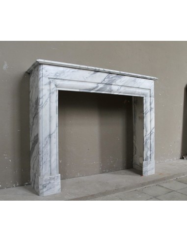 Antique “Boudin Carré” fireplace mantel in veined Calacatta marble. This is a rare fireplace, with clean and elegant lines.