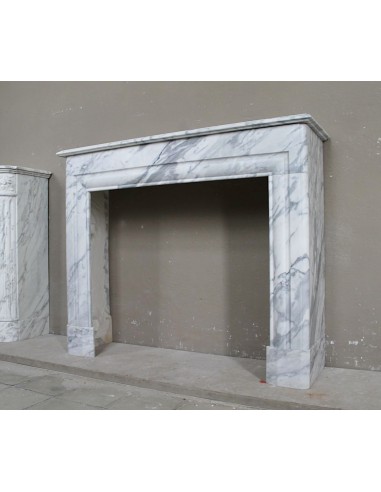 Antique “Boudin Carré” fireplace mantel in veined Calacatta marble. This is a rare fireplace, with clean and elegant lines.