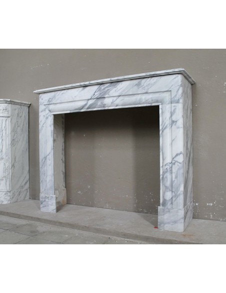 Antique “Boudin Carré” fireplace mantel in veined Calacatta marble. This is a rare fireplace, with clean and elegant lines.