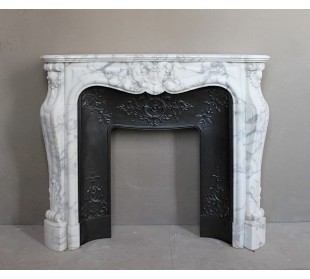 Antique Baroque “Amélioré” fireplace mantel in white veined Arabescato marble with its original cast iron insert.