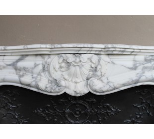 Antique Baroque “Amélioré” fireplace mantel in white veined Arabescato marble with its original cast iron insert. 2
