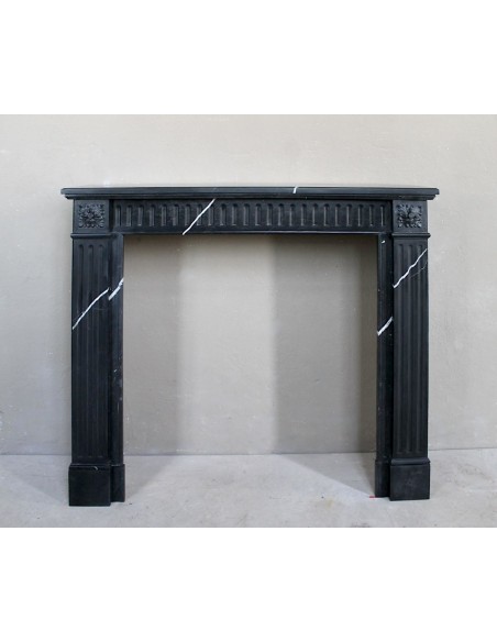 Neoclassical “Deux Roses” fireplace mantel carved in Black Marquinia marble with white veins, a true little gem.