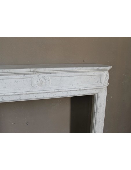 Antique Neoclassical "Démi-Lune” fireplace in White Carrara marble. This marble mantel is pretty rare to find.