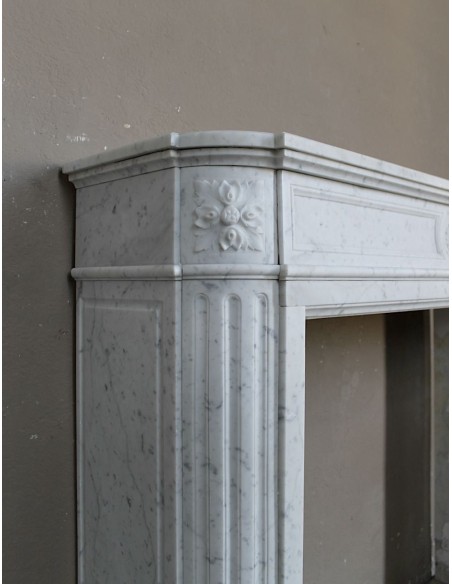 Antique Neoclassical "Démi-Lune” fireplace in White Carrara marble. This marble mantel is pretty rare to find.