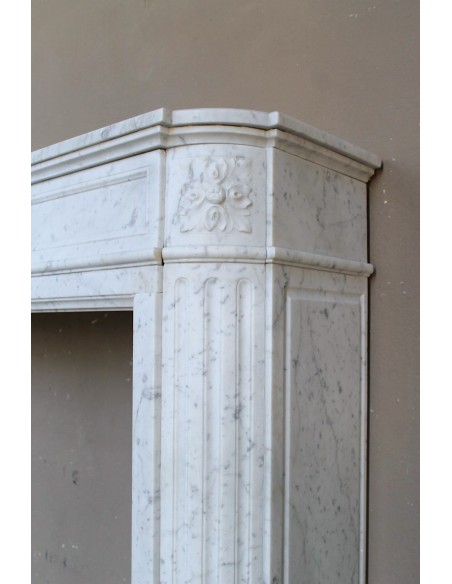 Antique Neoclassical "Démi-Lune” fireplace in White Carrara marble. This marble mantel is pretty rare to find.