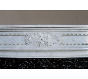 Antique Louis XVI "Trois Fleurs Perlé" fireplace mantel in white Carrara marble, with its original elegant cast iron insert. 2