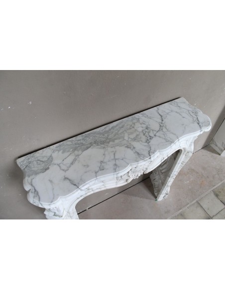 Antique Louis XV "Trois Coquilles Amélioré" fireplace mantel carved in veined White Calacatta marble. A rare and elegant mantel.