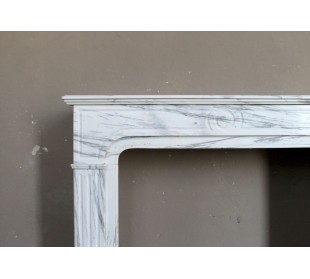 Antique “Parisienne” fireplace mantel carved in white veined marble. This fire surround comes from Paris, 19th century. 2