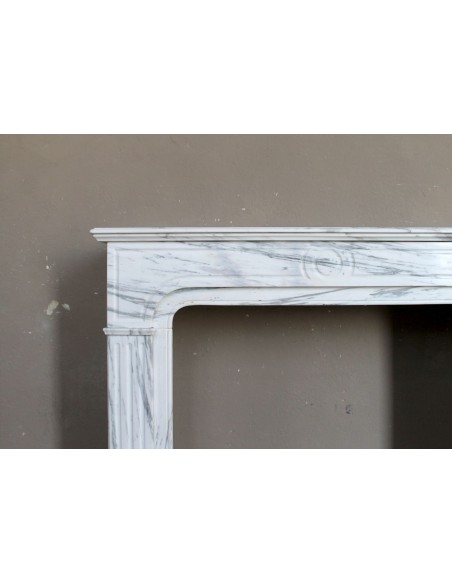 Antique “Parisienne” fireplace mantel carved in white veined marble. This fire surround comes from Paris, 19th century.