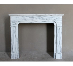 Antique “Parisienne” fireplace mantel carved in white veined marble. This fire surround comes from Paris, 19th century.