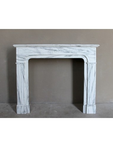 Antique “Parisienne” fireplace mantel carved in white veined marble. This fire surround comes from Paris, 19th century.