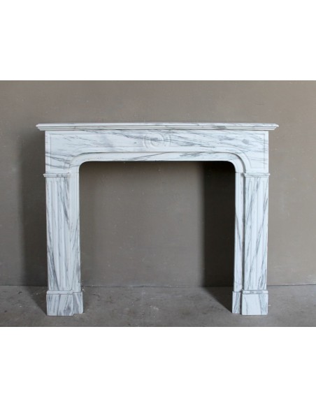 Antique “Parisienne” fireplace mantel carved in white veined marble. This fire surround comes from Paris, 19th century.